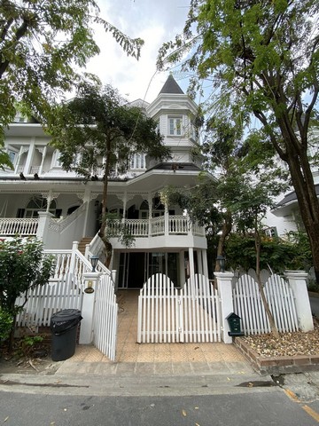 ขายทาวน์โฮมหลังใหญ่สไตล์ยุโรป 4 ชั้นหลังมุม 51.5 ตร.วา 4 ห้องนอน โครงการแฟนตาเซีย วิลล่า 2 ริมถนนสุขุมวิท 107 ใกล้ BTS แบริ่ง, ใกล้โรงเรียนนานาชาติบางกอกพัฒนา*** ราคาขาย: 21.4 ล้านบาท -- ขายพร้อมผู้เช่า รับค่าเช่าทันที 69,000 บาท/เดือน  ติดต่อ::  ชยา โทร/ID Line:: 0942823961   Link Line:: https://line.me/ti/p/3xFA1An8Kcรหัส# T26-424Townhome หลังใหญ่สไตล์ยุโรป 4 ชั้น แฟนตาเซีย วิลล่า 2 ริมถนนสุขุมวิท107 เพียง 400 ม.จาก BTS แบริ่งบ้านล้อมสระว่า�