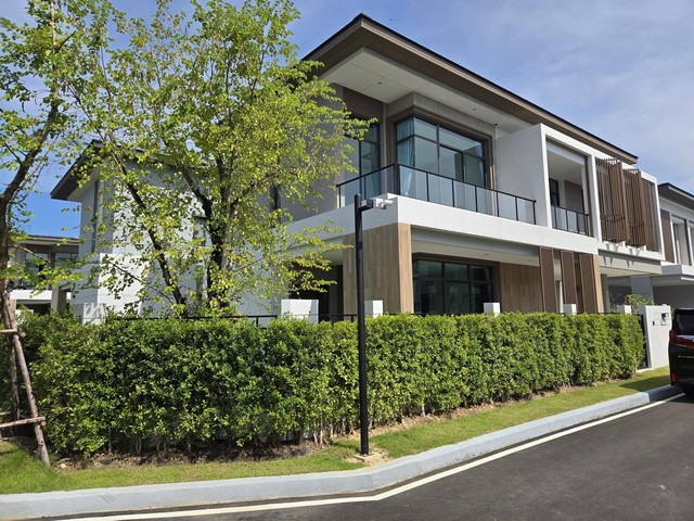 ให้เช่าบ้านเดี่ยว 2 ชั้นแปลงมุม 369 ตร.ม. 4 ห้องนอน บางกอก บูเลอวาร์ด บางนา-กม.5 Bangkok Boulevard Bangna-km5 แต่งครบ พร้อมอยู่ ใกล้เมกะบางนา *** ราคาเช่า 130,000 บาท/เดือน ติดต่อ::  ชยา โทร/ID Line:: 0942823961   Link Line:: https://line.me/ti/p/3xFA1An8Kcรหัส# T26-422บ้านเดี่ยว 2 ชั้น บางกอก บูเลอวาร์ด บางนา-กม.5 ถนนเมน ใกล้คลับเฮาส์ ใกล้เมกะมบางนา ทำเลสวย ถนนเมน ใกล้คลับเฮาส์- เนื้อที่ดิน 86 ตร.ว.- พื้นที่ใช้สอย 369 ตร.ม.- 4 ห้องนอน- 5 ห้องน้ำ- 1 ห้องครั�