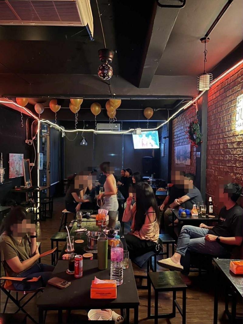 สนใจติดต่อ คุณณัฐโทร 062-196-4554เซ้งร้านชั้น2 #ห้วยขวาง #เหม่งจ๋าย&nbsp; #ติดริมถนนใหญ่- จอดรถหน้าร้านได้ ตรงข้ามแม็คโครสะดวกซื้อของ- พร้อมใบอนุญาตทุกอย่างครบถ้วน- มีทั้ง Indoor จุได้ราวๆ 60 คน และ Outdoor จุได้อีก 20 คน&nbsp;#ตอนกลางวัน ก็สามารถทำเป็นร้านอาหาร หรือ คาเฟ่ ควบคู่ไปได้สบายๆ&nbsp;#ส่วนกลางคืน เป็นร้านนั่งชิล บาร์ลับดนตรีสด- ทุกอย่างครบพร้อมเปิดต่อพรุ่งนี้ทันที&nbsp;เพียง 690,000 บ