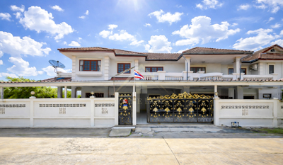 BHL1226บ้านเดี่ยว 2 ชั้น หมู่บ้าน บางหลวง ปทุมธานีที่ตั้ง : 57/81 หมู่ที่2  ตำบลบ้านฉาง อำเภอเมืองปทุมธานี จังหวัดปทุมธานีรายละเอียด- เนื้อที่ 115 ตร.ว. พื้นที่ใช้สอย 150 ตร.ม - 3 ห้องนอน 4 ห้องน้ำ - 1 ห้องรับแขก  1 ห้องนั่งเล่น - 1 ห้องครัว  - 2 แอร์ 3 เครื่องทำน้ำอุ่น- 3 ที่จอดรถ- หันหน้าทิศตะวันตกเฉียงเหนือ- ค่าขยะ 400 บาท/ปีทำเลใกล้เคียง - ตลาดสดปทุมธานี- ตลาดเอกชน- บิ๊กซี ปทุมธานี - โลตัส ปทุ