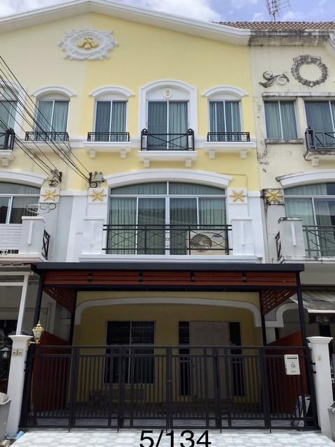 ขายโฮมออฟฟิศ 3 ชั้น บ้านกลางเมือง The Royal Monaco ศรีนครินทร์ 24 ใกล้ MRT สายสีเหลือง ใกล้ซีคอนราคาขาย 6,200,000 บาทที่ตั้ง ถนนศรีนครินทร์ ซอยศรีนครินทร์ 24 แขวงสวนหลวง เขตสวนหลวง กรุงเทพมหานคร 10250ติดต่อ : คุณภัสพงณ์ 0634098164Line : binkem22https://www.facebook.com/profile.php?id=61581484955548เนื้อที่ 20 ตารางวา พื้นที่ใช้สอย 175 ตารางเมตร จำนวน 3 ชั้น 3 ห้องนอน 4 ห้องน้ำ จอดรถ 2 คันฝ้าเพดานสูงโปร่ง อากาศถ่ายเทดี ถนนกว้าง เข้าออกบ้านจอ�