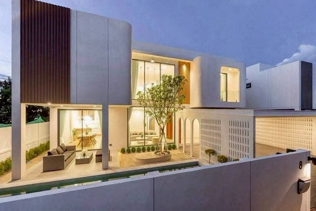 ให้เช่า 85,000 บาท/เดือน บ้านพูลวิลล่าหรู 2 ชั้น #สันผักหวาน #หางดง บ้านหรูใกล้เมือง เฟอร์นิเจอร์ครบ พร้อมเข้าอยู่! ทุกหลังติดตั้ง โซลาร์เซลล์ ช่วยประหยัดค่าไฟรายละเอียด:• พื้นที่ใช้สอย 285 ตร.ม.• ที่ดิน 67–81 ตร.วา• 4 ห้องนอน | 5 ห้องน้ำ• สระว่ายน้ำส่วนตัวให้เช่า: 85,000 บาท/เดือน (สัญญา 1 ปี)ทำเลศักยภาพ – หางดง ใกล้ตัวเมืองเชียงใหม่• 3 นาที → โรงเรียนเมอริทตัน & ซันไชน์• 10 นาที → โ�