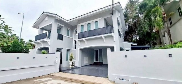 TEL : 092-288 9359 คุณดนิตาLine : https://line.me/ti/p/yxo92dHWP1รายละเอียด : ขนาดที่ดิน 75 ตร.ว4 ห้องนอน 4 ห้องน้ำเฟอร์นิเจอร์ครบสระว่ายน้ำส่วนตัวระบบคอลีน 7×3 เมตรครัวสไตล์ยุโรป จอดรถได้ 1 คันประตูรั้วระบบรีโมทค่าส่วนกลาง 15,000 บาทต่อปีสิ่งอำนวยความสะดวก :- สระว่ายน้ำ - สวนสาธารณะ- สนามเด็กเล่น - การรักษาความปลอดภัย 24 ชั่วโมง สถานที่อำนวยความสะดวกที่อยู่ใกล้โครงการ อาทิ ตลาดคุณแม่ละออ ตลาดน้ำ 4 ภาค พ