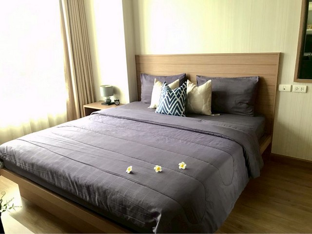 TEL : 092-288 9359 คุณดนิตาLine : https://line.me/ti/p/yxo92dHWP1รายละเอียด : ชั้น 13 วิวทะเลและภูเขาขนาดใหญ่ 76 ตร.ม. 2 ห้องนอน  2 ห้องน้ำจุดเด่นห้องนี้ : - ห้องมุมกว้างขวาง โปร่งโล่ง ลมดีทั้งวัน- ครัวแยกเป็นสัดส่วน เหมาะสำหรับทำอาหาร- เฟอร์นิเจอร์ครบ เครื่องใช้ไฟฟ้าพร้อมเข้าอยู่- เหมาะสำหรับครอบครัว คนทำงาน หรือชาวต่างชาติสิ่งอำนวยความสะดวกในโครงการ : - สระว่ายน้ำระบบเกลือ- ห้องฟิตเนสพร้อมอุปกรณ�