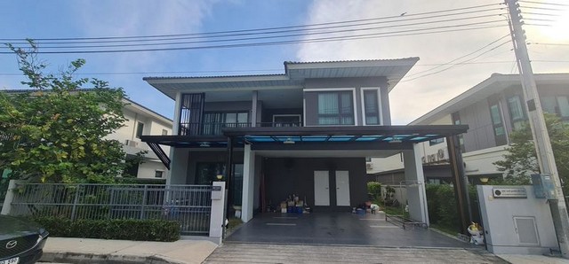 TEL : 092-288 9359 คุณดนิตาLine : https://line.me/ti/p/yxo92dHWP1รายละเอียด : เนื้อที่ขนาด 66.6 ตารางวาพื้นที่ใช้สอย 252 ตารางเมตร4 ห้องนอน 4 ห้องน้ำ 1 ห้องครัว1 ห้องโถง2 ที่จอดรถรายการของแถม : แอร์ 5 เครื่อง (ติดตั้งแล้วทุกห้อง พร้อมใช้งาน)ผ้าม่านทั้งหลัง ติดครบทุกจุดครัวบิวต์อิน พร้อม เตาแก๊ส, ฮูดดูดควัน, และ ซิงค์ล้างจานหลังคาโรงจอดรถ ต่อเติมให้เรียบร้อย แข็งแรง ใช้งานได้จริงสิ่งอำนวยความสะดวก : สร�