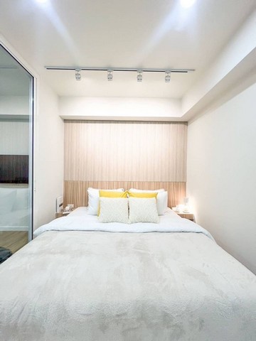 #โซนนิมมาน ขาย 1.65 ล้าน 30 ตรม. #เรือนคำทาวเวอร์ #คอนโดทำเลทอง #นิมมานเหมินท์ #ใกล้วันนิมมาน เพียง 700 เมตร #ขายพร้อมผู้เช่ารับรายได้เดือนละ8,500 บาท (สัญญาหมด พ.ค. 2569)ชั้น 2พื้นที่ 30 ตรม.1 ห้องนอน 1 ห้องน้ำ​1 ครัว + ระเบียงทำเลดีมาก ห้องสวย เดินถึง วันนิมมานได้เลย ย่านนี้ร้านอาหารเยอะมากผ่อนถูกกว่าเช่า อยู่เองก็คุ้ม ปล่อยเช่ายิ่งคุ้ม  ระบบไฟฟ้าและสุขภัณฑ์เปลี่ยนใหม่ทั้งหมด�