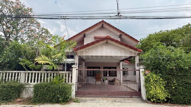 รหัสทรัพย์ N1003บ้านเดี่ยว 81 ตร.วา หมู่บ้านสหกรณ์การบินไทย ทำเลต้นโครงการ ใกล้ MRT เมืองทองธานี&nbsp;ที่ตั้ง : ซอยแจ้งวัฒนะ-ปากเกร็ด 43 ตำบลคลองเกลือ อำเภอปากเกร็ด จังหวัดนนทบุรี 11120รายละเอียดทรัพย์- บ้านเดี่ยว 2 ชั้นครึ่ง เนื้อที่ 81 ตารางวา พื้นที่ใช้สอย 75 ตารางเมตร- 4 ห้องนอน, 3 ห้องน้ำ, 1 ห้องครัว, 1 ห้องนั่งเล่น, ที่จอดรถ 2 คัน- มีการต่อเติมพื้นที่ด้านหลังบ้านเพิ่มเติม เพิ่ม�