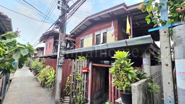 รหัสทรัพย์ N0937บ้านเดี่ยว 2 หลัง พร้อมห้องเช่า 82 ตร.วา สำโรงกลาง สมุทรปราการ ราคาถูกที่ตั้ง :&nbsp;ตำบลสำโรงกลาง อำเภอพระประแดง จังหวัดสมุทรปราการ 10130รายละเอียดทรัพย์- บ้านไม้ 2 ชั้น&nbsp;2 หลัง&nbsp;เนื้อที่รวม 82 ตารางวา&nbsp;พื้นที่ใช้สอย 225 ตารางเมตร- 10 ห้องนอน, 10 ห้องน้ำ, 1 ห้องนั่งเล่น, 1 ห้องครัว (มีที่จอดรถรายเดือน 2 แห่ง)- ขายพร้อมผู้เช่า ค่าเช่า 1,200 บาท/ห้อง ไม่รวมบ้านใหญ่ เหมาะสำห�