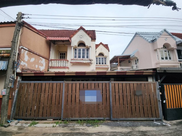  รหัสทรัพย์ (Code ID) :  PTT-26-B13171  ราคา  1,360,000 บาท (ราคาต่อรองได้) ▸ เนื้อที่   24.50 ตารางวา พื้นที่ใช้สอย 145 ตารางเมตร   ▸ - ห้องนอน - ห้องน้ำ    ▸ 1 ที่จอดรถ   บ้านแฝดหันไปทางทิศ   พิกัดทรัพย์ :  https://maps.app.goo.gl/pyiqeshxq1qcpNaq6  สถานที่ใกล้เคียง ▸ใกล้บิ๊กซี ซูเปอร์เซ็นเตอร์ ฉะเชิงเทรา ▸ใกล้มหาวิทยาลัยราชภัฏราชนครินทร์ ▸ใกล้โรงพยาบาลพุทธโสธร ▸ใกล้วัดโสธรวรารามวรวิหาร  สอบถามเพิ่มเติม / นัดชม โทร. 097-419-5982(พลอ�