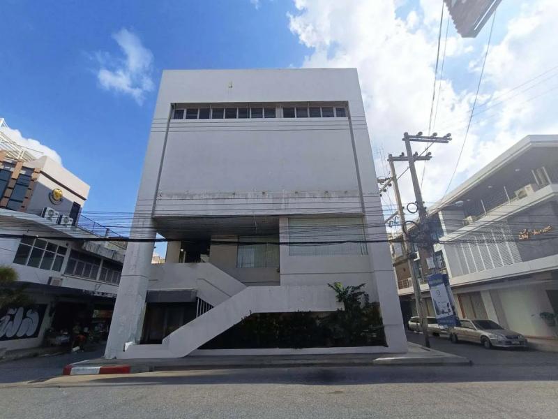   ขาย สำนักงาน เมืองสิงห์บุรี ถนนนายแท่น ราคาโปรโมชั่น ลดพิเศษ  ถนน นายแท่น ตำบล บางพุทรา อำเภอ เมืองสิงห์บุรี จังหวัด สิงห์บุรี  ราคาโปรโมชั่น  15,748,000  บาท    ลดจาก  19,162,000   บาท ราคาโปรโมชั่นตั้งแต่วันที่  2 มีนาคม - 31 พฤษภาคม 2569  รายละเอียดทรัพย์ -  เนื้อที่   81.20 ตร.ว.  พื้นที่ใช้สอย 957.00 ตร.ม. -  บ้านหันไปทางทิศ ตะวันตกเฉียงเหนือ  พิกัดทรัพย์ : https://maps.app.goo.gl/zD8vGc9yhkS2LniP8  สถานที่ใกล้เคียง   -  โรงพ�