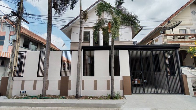 #ขายบ้านรีโนเวทเดอะวิลเลจบางแสน???? #ขายบ้านรีโนเวทใหม่พร้อมเข้าอยู่ ????เดอะวิลเลจ บางแสน จ.ชลบุรี????บ้านแฝดสไตล์บ้านเดี่ยว สภาพใหม่มาก ทำใหม่ทั้งหลัง คุ้มค่า น่าซื้อ✴️ เนื้อที่ 36 ตารางวา???? 3 ห้องนอน???? 2 ห้องน้ำ???? 2 ห้องครัว (ครัวใน + ครัวนอก)???? ที่จอดรถ ปูกระเบื้องเรียบร้อยราคาเพียง   2.69   ล้านบาท          (  ฟรีโอน  )✨ จุดเด่นของบ้าน????รีโนเวทใหม่ทั้งหลัง พร้อมเข้าอยู่ ????มีพื้น�