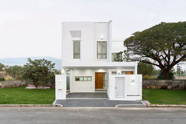 Pool Villa ลดแรงเหลือ 9.9 ล้าน #โซนแม่เหียะ บ้านหรู #สไตล์โมเดิร์น พร้อมอยู่ #ใกล้สนามบิน ฟังก์ชันครบ พร้อมสระส่วนตัว #โซนแม่เหียะ เข้าเมืองง่ายสุดๆรายละเอียดบ้านที่ดิน 55.6 ตร.วาพื้นที่ใช้สอย 250 ตร.ม.4 ห้องนอน | 5 ห้องน้ำห้องผู้สูงอายุชั้นล่าง (ไม่มี Step)ที่จอดรถในบ้าน 2 คัน + หน้าบ้านจอดเพิ่มได้สระว่ายน้ำส่วนตัวขนาด 3 × 6 เมตรระบบเกลือ ดูแลง่ายมีสระเด็ก + Jet Spa / Jacuzziระบบบ้าน & ความป