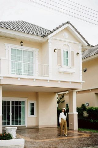 ราคาเพียง 4.5 ล้าน #ดีญ่าวาเล่ย์ #หางดง #บ้านตัวอย่าง 2 ชั้น #วิวดอยสุเทพ ตกแต่งครบ พร้อมอยู่ #แปลงมุม ทำเลทอง #ใกล้เลค & คลับเฮ้าส์ โครงการคุณภาพ บรรยากาศดี ครบทั้งความสะดวก และความเป็นส่วนตัวรายละเอียดบ้านพื้นที่ดิน 52 ตร.วาพื้นที่ใช้สอย 142 ตร.ม.4 ห้องนอน | 3 ห้องน้ำ | 2 ที่จอดรถเฟอร์นิเจอร์บิ้วอินครบชุดเครื่องปรับอากาศ 3 เครื่องบ้านตัวอย่าง ตกแต่งสวย พร้อมเข้าอยู่ท�