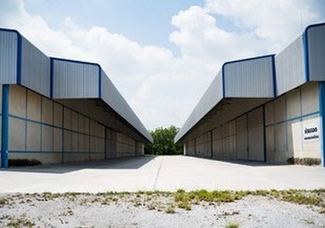 RK0885 ให้เช่าโกดังหลายขนาดให้เลือก ตั้งแต่ 350 ตรม ถึง 7200 ตารางเมตร  อ.พระพุทธบาท จ.สระบุรี เทรลเอร์เข้าใด้โกดัง หลายขนาด  อ.พระพุทธบาท จ.สระบุรีที่ตั้ง ต.พุกร่าง อ.พระพุทธบาท จ.สระบุรี 18120.ขนาดห้องมีให้เลือก1. 7,200ตร.ม.ทางเข้าออก 5 ประตู     จำนวน 1 หลัง2. 3,600ตร.ม.ทางเข้าออก 2 ประตู     จำนวน 2 หลัง3. 2,160ตร.ม.ทางเข้าออก 1ประตู     จำนวน 4หลัง4. 2,000ตร.ม.ทางเข้าออก 2 ประตู     จำนวน 1หลัง5. 1,200ตร.ม.ทางเข้าออ