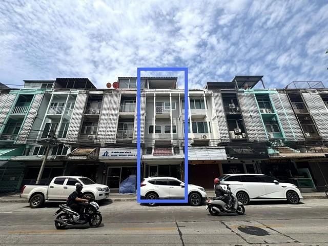 ให้เช่าตึกแถว3.5ชั้น 19ตร.ว.ใกล้สี่แยกเหม่งจ๋ายพร้อมอยู่ใกล้แมคโครเหม่งจ๋ายMRTศูนย์วัฒนธรรมรพ พระราม 9 3.5ชั้น ไม่รวมดาดฟ้ารีโนทเวทใหม่ราคาเช่า 39,000 บาท / เดือนที่ตั้ง ซอยรัชดานิเวศน์ ถนนประชาอุทิศ แขวงสามเสนนอก เขตห้วยขวาง กรุงเทพมหานคร 10310ติดต่อ : คุณภัสพงณ์ 0634098164Line : binkem22https://www.facebook.com/profile.php?id=61581484955548เนื้อที่ 19 ตารางวา จำนวน 3.5 ชั้น 2 ห้องน้ำมีดาดฟ้า ต่อเติมหลังคาใหม่ใช้สอยได้เต�