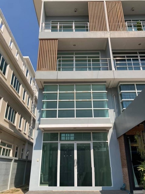 ขายอาคารพาณิชย์ 3.5 ชั้น ตึกใหม่ ห้องหัวมุม รามคำแหง 174 ใกล้ MRT มีนพัฒนา และ MRT เคหะรามคำแหง*** ราคาขาย 13 ล้านบาท  ติดต่อ::  ชยา โทร/ID Line:: 0942823961   Link Line:: https://line.me/ti/p/3xFA1An8Kcรหัส# T26-427 อาคารพาณิชย์ 3.5 ชั้น ตึกใหม่ ห้องหัวมุม รามคำแหง 174 ใกล้ MRT มีนพัฒนา และ MRT เคหะรามคำแหงที่ดิน 46.7 ตารางวา หน้ากว้าง 6.50 เมตร (รวมพื้นที่ด้านข้าง 2 เมตร ตามภาพ) ความลึก 19.03 เมตร3 ห้องน้ำห้องหัวมุม เหมาะ Home Office / คลินิก / ร้านค้า / �