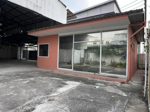 ให้เช่าโกดังพร้อมออฟฟิศชั้นเดียว 100ตร.ว.ย่านลาดพร้าว71 นาคนิวาส18ใกล้เซ็นทรัลอีสวิลล์ MRTลาดพร้าว71ราคาเช่า 60,000 บาท / เดือน ( ประกัน 3 เดือน ล่วงหน้า 1 เดือน )ที่ตั้ง ถนนลาดพร้าว 71 ซอยนาคนิวาส 18 แขวงลาดพร้าว เขตลาดพร้าว กรุงเทพมหานคร 10230ติดต่อ : คุณภัสพงณ์ 0634098164Line : binkem22https://www.facebook.com/profile.php?id=61581484955548เนื้อที่ 100 ตารางวา กว้าง 16 เมตร ลึก 25 เมตร มีออฟฟิศ 1 ชั้นค่าน้ำ - ค่าไฟฟ้าบิลหลวง จ่ายตรงไม่บ