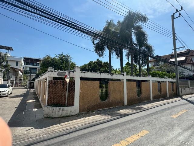 ให้เช่าที่ดิน93ตร.ว.ย่านอารีย์ อารีย์สัมพันธ์3 เหมาะกับทุกธุรกิจร้านอาหาร,คาเฟ่,สปา,สตูดิโอหรือโฮมออฟฟิศราคาเช่า 65,000 บาท / เดือนที่ตั้ง ถนนอารีย์สัมพันธ์ ซอยอารีย์สัมพันธ์ 3 แขวงพญาไท เขตพญาไท กรุงเทพมหานครติดต่อ : คุณภัสพงณ์ 0634098164Line : binkem22https://www.facebook.com/profile.php?id=61581484955548เนื้อที่ 93 ตารางวา พร้อมห้องเก็บของ สามารถทุบ - รื้อ ทุกสิ่งบนที่ดินได้ที่ดิน จากปากซอย เพียง 500 เมตร บรรยากา�