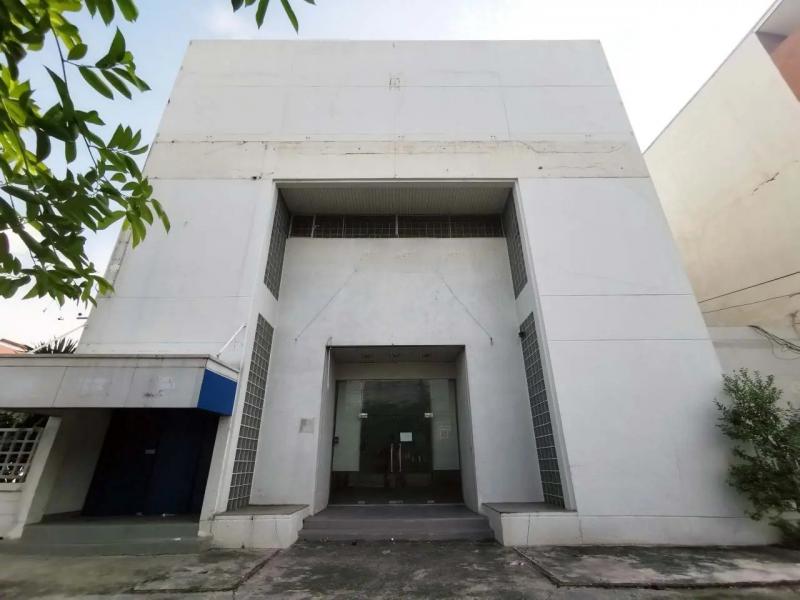   ขาย สำนักงาน วิหารแดง จังหวัดสระบุรี ราคาโปรโมชั่น ลดพิเศษ  ถนน สุวรรณศร (ทล.33) ตำบล หนองสรวง อำเภอ วิหารแดง จังหวัด สระบุรี  ราคาโปรโมชั่น  12,907,000  บาท    ลดจาก  15,687,000  บาท ราคาโปรโมชั่นตั้งแต่วันที่  2 มีนาคม - 31 พฤษภาคม 2569  รายละเอียดทรัพย์ -  เนื้อที่ 208.00 ตร.ว.  พื้นที่ใช้สอย 1075 ตร.ม.  พิกัดทรัพย์ : https://maps.app.goo.gl/Lh45rSc2LupThiHq9  สถานที่ใกล้เคียง   -  โลตัส โกเฟรช วิหารแดง  1.00 กม. -  สถานีรถไฟวิหารแดง  2.20