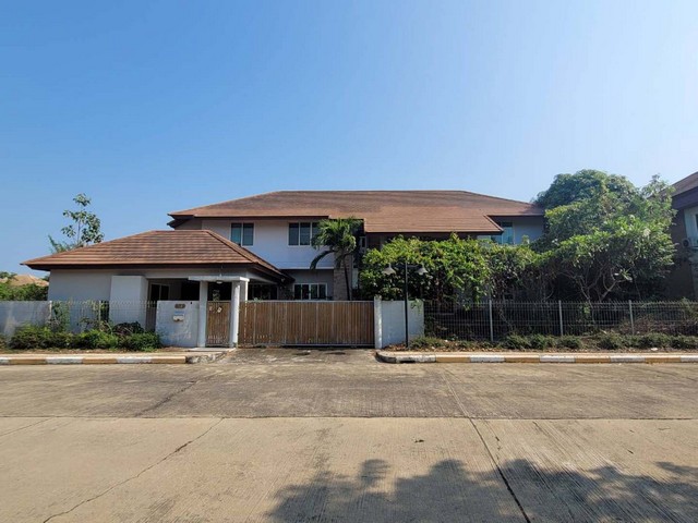  รหัสทรัพย์ (Code ID) :  PTT-26-P00962  ราคา  10,000,000 บาท (ราคาต่อรองได้) ▸ เนื้อที่  201.20 ตารางวา (2 งาน / 1.20 ตร.ว) พื้นที่ใช้สอย 460 ตารางเมตร   ▸ - ห้องนอน - ห้องน้ำ    ▸ 1 ที่จอดรถ   บ้านเดี่ยวหันไปทางทิศ   พิกัดทรัพย์ :   https://maps.app.goo.gl/jAeAxRpCPYsHgkyh9  สถานที่ใกล้เคียง ▸ใกล้ตลาดเทิดไท ลาดกระบัง ▸ใกล้โรงพยาบาลบางเสาธง ▸ใกล้นิคมอุตสาหกรรมเอเซียสุวรรณภูมิ ▸ใกล้สยาม พรีเมี่ยม เอาท์เล็ต กรุงเทพ  สอบถามเพิ่มเติม / นัดช