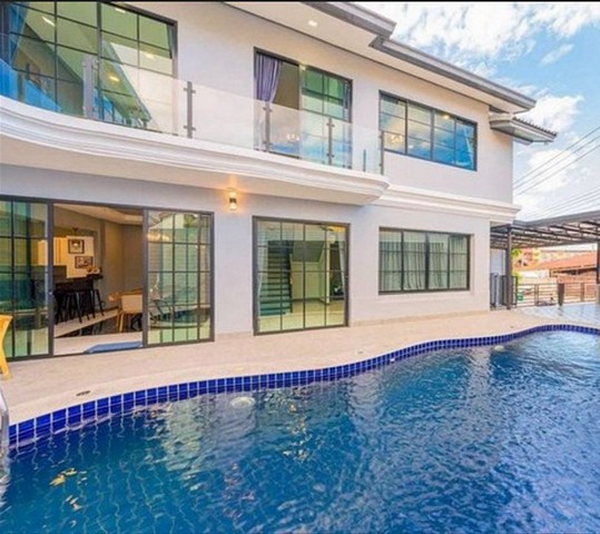 TEL : 092-288 9359 คุณดนิตาLine : https://line.me/ti/p/yxo92dHWP1รายละเอียด : ขนาดใหญ่ พื้นที่ใช้สอย 380 ตร.ม.พร้อมสระว่ายน้ำส่วนตัว 48 ตร.มฟังก์ชันครบ: 5 ห้องนอน  6 ห้องน้ำ บ้านติดถนนหลัก ทำเลทองใจกลางพัทยา**สามารถทำธุรกิจได้** ไม่ว่าจะเป็นโฮมออฟฟิศ คาเฟ่ หรือคลินิก ทำเลดีมาก เดินทางสะดวก ใกล้ Walking Street และตลาดสัญญาเช่าหลากหลายให้เลือก:- สัญญาเช่า 6 เดือน: 160,000 บาท/เดือน มัดจำ 2 เดือน + ล่วงหน้า 1 เดือน- สัญญาเช่�