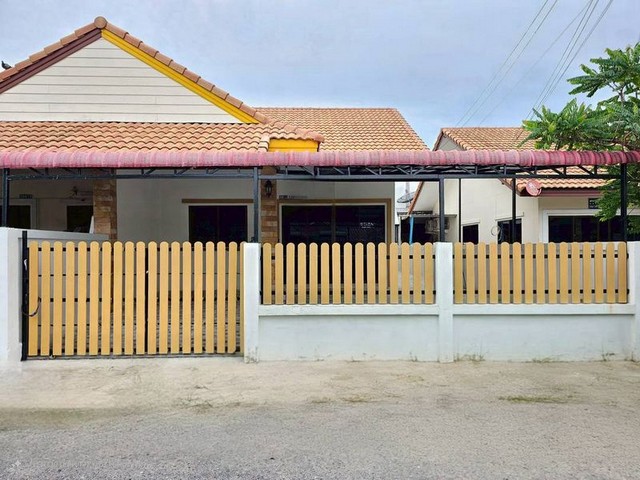 TEL : 092-288 9359 คุณดนิตาLine : https://line.me/ti/p/yxo92dHWP1รายละเอียด : พื้นที่ 36 ตร.ว  ขนาด 2 ห้องนอน 1 ห้องน้ำ 1 ห้องเอนกประสงค์ ห้องครัวกว้างมาก (พื้นที่เหลือสามารถต่อเติมห้องน้ำและห้องนอนเพิ่มได้)รายการของแถม : - แอร์ 18,000 btu พร้อมติดตั้ง- ผ้าม่าน- ปูประเบื้องรอบบ้าน- เคาท์เตอร์ครัว ซิ้งล้างจานเฟอร์นิเจอร์ทั้งหลัง- ห้องนอน: โต๊ะแป้ง เตียงนอน ที่นอน ตู้เสื้อผ้า- ห้องรับแขก: ชั้นวางทีวี โซฟา โต๊ะ�