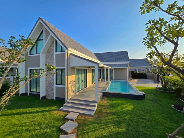 TEL : 092-288 9359 คุณดนิตาLine : https://line.me/ti/p/yxo92dHWP1รายละเอียด : บ้านหลังมุม ขนาดที่ดิน 127 ตารางวา พื้นที่ใช้สอยรวม 230 ตารางเมตรสระว่ายน้ำส่วนตัวขนาด 9×3m. 3 ห้องนอน 4 ห้องน้ำ ครัวยุโรป Kitchen Island + ครัวไทย บิ้วท์อินเฟอร์นิเจอร์ครบทุกห้อง #ให้ทุกชิ้นไม่ยกออกตกแต่งพร้อมเฟอร์นิเจอร์และเครื่องใช้ไฟฟ้าครบมีพื้นที่สวนสนามหญ้ากว้างขวางรอบๆบ้าน จอดรถยนต์ภายในบ้าน 4-5 คันไม่มีค่าส่วนกลางโครงกา�