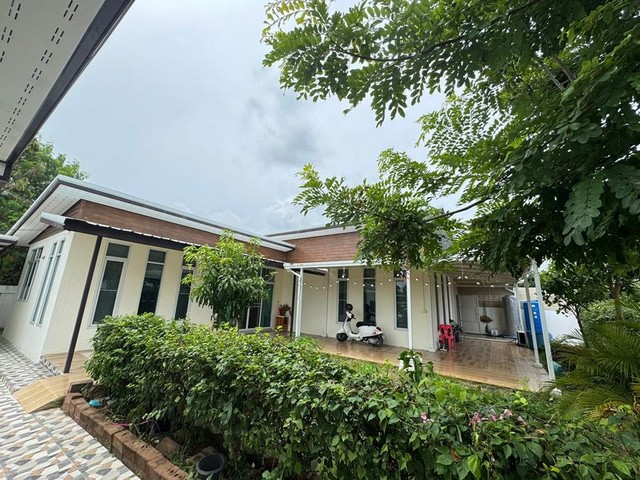 TEL : 092-288 9359 คุณดนิตาLine : https://line.me/ti/p/yxo92dHWP1รายละเอียด : เนื้อที่ขนาด 154 ตรว. มีที่พัก 3 อาคารอาคารตัวแอล 3 ห้องนอน(พร้อมเฟอร์ index) 2 ห้องน้ำ  1 รับแขก 1 ห้องครัว แอร์ 3 ตัว เครื่องทำน้ำอุ่น 2 ตัว  ต่อเติมระเบียงและหลังคาแล้ว  ติดมุ้งลวดเหล็กดัด รอบบ้าน + มีสนามหญ้าหน้าบ้าน ( ขุดสระว่ายน้ำได้ )บ้านพัก 1 ห้องนอน 1 ห้องน้ำ 1 ห้องรับแขก เครื่องทำน้ำอุ่นติดมุ้งลวดเหล็กดัดแล้วพร้อมโรงจอดรถมีห�