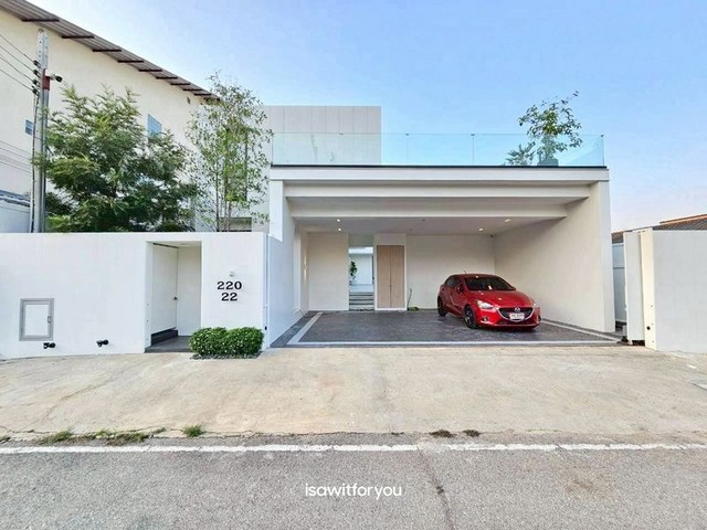 บ้านหรูพลูวิลล่า ตกแต่งสวยงาม พร้อมเข้าอยู่ เพียง 500 ม. จากถนนเชียงใหม่-ลำพูน (ต้นยาง)ราคาขาย 17.5 ล้านบาท ค่าใช้จ่ายในวันโอน”ฝ่ายละครึ่ง”  ที่ดิน 101 ตร.วาพื้นที่ใช้สอย 410 ตร.ม. ไม่รวมสระว่ายน้ำ- 4 ห้องนอน  - 5 ห้องน้ำ- 1 ห้องครัวไทย- 1 ครัวฝรั่ง- 1 โซนรับทานอาหาร - 1 โซนรับแขก- 1 ห้องอเนกประสงค์ - ที่จอดรถได้ 3 คัน (มากกว่า)ไฟฟ้า 3 เฟส รองรับระบบที่ชาร์จรถยนต์ไฟฟ้าสระว่ายน้ำระบบเก�