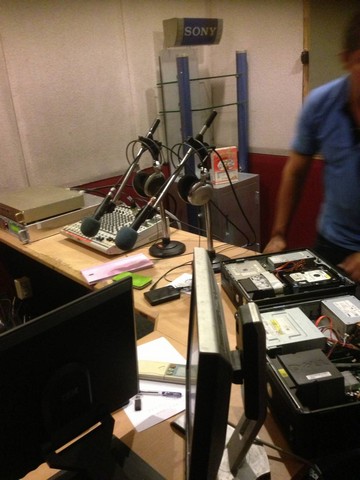 เซ้ง-ขาย กิจการสถานีวิทยุชุมชน FM นนทบุรี 250000 บาท เช่า 20000บาท  หนังสืออนุญาตถูกต้องชัดเจน ดำเนินการออกอากาศ  ON AIR ได้เลย สามารถย้ายที่ตั้งในย่านนทบุรีและบริเวณใกล้เคียง  ออกอากาศได้อย่างถูกต้องตามหนังสืออนุญาต ขายเซ้งพร้อมเครื่องส่ง 500 วัตต์ เสาส่งวิทยุ 30เมตร สายสัญญาณ เบย์เซลคูร่าเขาควาย 4ชุด คอม มิกเซอร์ เครื่องLeonics UPS with stabilizer ไมค์พร้อมหูฟัง สายHadiac หรือสนใจซื้อเฉพ�