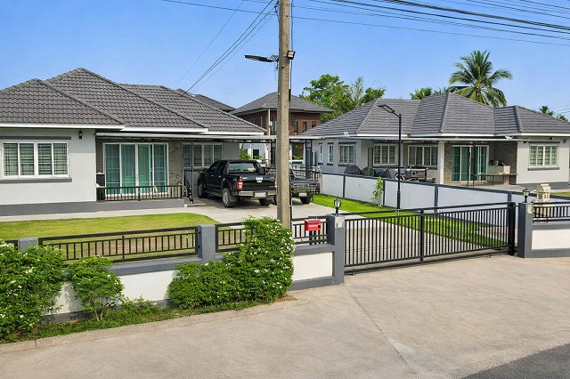 ศรีวังธารการค้า สันทราย เทศบาลเมืองแม่โจ้ บ้านเดี่ยวชั้นเดียว ให้เช่า 3นอน 2น้ำ ใกล้ ตลาดสดป่าไผ่ 700 ม. และ วัดป่าไผ่ 98ตร.ว. 290ตร.ม. 2จอดรถ บ้านโปร่งสนามหญ้ารอบบ้าน 9,999 B-M. ทำเลสันทราย เชียงใหม่ บรรยากาศเงียบสงบ เหมาะอยู่อาศัย ใกล้รร.บ้านป่าไผ่ 900 ม.ครัวใหญ่ ระเบียงหน้าบ้าน และหลังบ้านกว้างSriwangtharn Trading SanSai MaeJo Single story house for rent 3bed 2bath earPaPai fresh market 700m.and WatPaPhai 98sq.wa.290sq.m.usable area 2 parking spaces spacious house with lawn surrounding it 9,999 B-M located in 