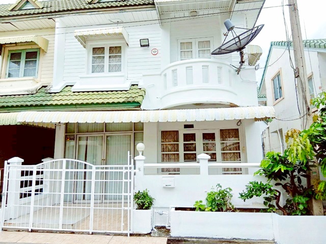 สนามกอล์ฟกรุงกวีและคันทรีคลับ ธัญญะคลอง 4  ทาวน์เฮาส์ให้เช่า 2 ชั้น 3นอน 2น้ำ ใกล้บิ๊กซี รังสิต-นครนายก 700 ม. พื้นที่ใช้สอย 21 ตร.ว. 170 ตร.ม. 7,999 B-M. ฟังก์ชันครบ เหมาะอยู่อาศัย ทำเลศักยภาพย่านธัญญะ คลอง 4 ใกล้แหล่งไลฟ์สไตล์ ตลาดคลอง 4 1.2 กม. ติดถนนใหญ่ เดินทางสะดวก ใกล้MRT คูคต และทางด่วนธัญบุรี ถ.รังสิต-นครนายกKrung Kavee Golf Course & Country Club Thanya Khlong 4 Two-story townhouse for rent 3bed 2bath near Big C Rangsit Nakhon Nayok 700  usable area 21 sq.w 170 sq. 7,999 B-M Fully functiona