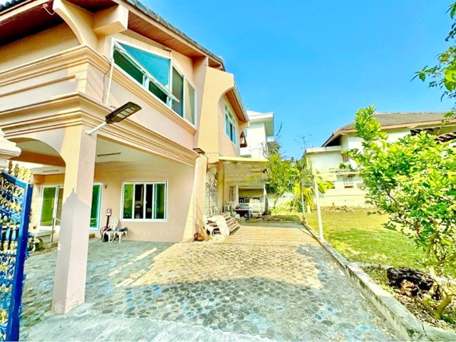 BTSทองหล่อ 2.49กม MRTเพชรบุรี 2.16กม.  รักสัตว์ บ้านเดี่ยว 2 ชั้น 4 นอน 3 น้ำ ศูนย์วิจัย 200 ตร.ว. 800ตรม. 59,999 B-M.บ้านเดี่ยวสุดหรู BTSเอกมัย ในทำเลซอยศูนย์วิจัย-พระราม 9-เอกมัย พร้อมสวนขนาดใหญ่ ฟังก์ชันครบ เหมาะอยู่อาศัย และทำโฮมออฟฟิศ  ใจกลางเมือง ใกล้รพ.กรุงเทพ 1.1 กม.  เดินทางสะดวก ทำเลโดดเด่น ใกล้รถไฟฟ้า และแหล่งธุรกิจBTS Thonglor 2.49km MRT Phetchaburi 2.16km. Love Pets 2-story detached house 4bed BTS Ekkamai 3bath Soonvijai 200sq.wa. 800sq.m. 59,999 B-M luxurious house in Soi Sunchai Rama 9 Ekka