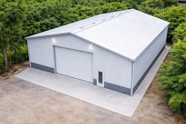 ย่านกรุงเทพกรีฑา12-22 โกดังให้เช่าขนาดใหญ่ มี 2 ยูนิต  1 นอน 2 น้ำ และแอร์พอร์ตลิงก์ 1ไร่  650-1300 ตร.ม. ใกล้ APL บ้านทับช้าง 900 ม.  90,998 B-M.รองรับรถเทรลเลอร์เข้า-ออกได้สะดวก ไฟฟ้า 3 เฟส ทำเลศักยภาพ ย่านกรุงเทพกรีฑา เหมาะคลังสินค้า โลจิสติกส์ และธุรกิจทุกประเภท ใกล้รร.นานาชาติเวลลิงตัน 1.6 กม.เดินทางเชื่อมต่อถนนหลักได้สะดวกBangkok Kreetha12-22  area Large warehouse for rent 2 units available 1 bed 2 bath  near APL BanThapChang 900m.  and Airport Link starting area 1Rai 650-1300 sq.m