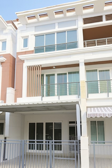 ประชาอุทิศ เดอะซีน ทาวน์ อิน ทาวน์ รัชดา เหม่งจ๋าย บ้านกลางเมือง 3 ชั้น สไตล์หรู 4 ห้องนอน 3 ห้องน้ำ ใกล้เดอะซีน ทาวน์ อิน ทาวน์ 600 ม. ใกล้โรงเรียนนานาชาติสิงคโปร์ 700 ม.  พระราม 9 ขนาด 20 ตร.วา 220 ตร.ม. เหมาะอยู่อาศัยและลงทุน ในราคาที่จับต้องได้ 27,999 - 29,999 B-M บรรยากาศอบอุ่น เดินทางง่าย MRTลาดพร้าว 83 1.2 กม.Pracha Uthit The Scene Town in Town Ratchada Mengjai a 3-story luxury townhouse with 4beds 3baths. Located near The Scene Town in Town (600 m) and Singapore International School (700 m), in the Mengjai/Rama 9 area. Size: 2