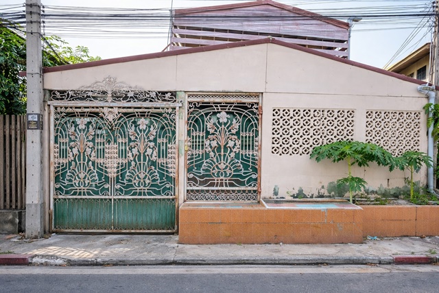 เสนานิคม1 ลาดพร้าววังหิน76-82 บ้าน 3นอน 2 น้ำ เก็บของ หรือโกดังให้เช่า ใกล้ตลาดโชคชัย 4 800 ม.   67 ตร.ว. 260 ตร.ม. 19,999 B-M. ทำเลลาดพร้าววังหิน เดินทางสะดวก เหมาะเก็บสินค้า ทำสต๊อกสินค้าออนไลน์ หรือโกดังขนาดเล็ก ใกล้เดอะจัสวังหิน 1.4 กม. MRT ลาดพร้าว เชื่อมต่อถนนหลักหลายสายSena Nikhom 1 Ladprao WangHin 76-82 For Rent House 3bed 2bath house near Chokchai4 Market 800m.67sq.wa. 260sq.m. style space suitable for storage warehouse  usable area  19,999B-M located in Ladprao Wanghin convenient transportation ideal for storing goods online inventory or a small warehouse near The Jus