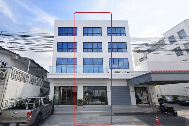 ถนนลาดพร้าว 117-121 อาคารพาณิชย์ 3.5ชั้น ให้เช่า เดอะมอลล์ บางกะปิ 800ม. MRTลำสาลี 900 ม.  1-2นอน 2 ห้องน้ำ ใกล้แฮปปี้แลนด์300 ม. 22-24,999B-M เหมาะสำนักงาน คลินิก อยู่อาศัย ขนาด 15 ตร.ว. 210 ตร.ม.Ladprao Road 117-121 Commercial building 3.5Storeys for rent The Mall Bangkapi 800m.MRT Lam Sali 900 m. 1-2bed and 2bath near Happyland300m. 22-24,999B-M Yellow Line MRT stations within 1 km2 spacious usable area suitable for office clinic or residence land size 13.5 sq.wah and 180 sq.m.ถนนลาดพร้าว 117-121 แฮปปี้แลนด์ แขวงคลองจั่น เขตบางกะปิ จังหวัดกรุงเทพมหานครขนาดที่ดิน 15 ตารางวา พื้�