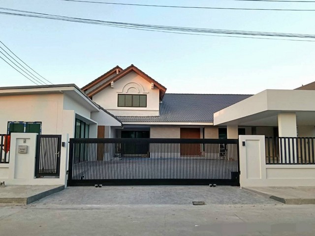 ขายโฮมออฟฟิศขนาดใหญ่ 179 ตร.วา ทำเลคุณภาพ หมู่บ้านเมืองเอก3 ใกล้ ม.รังสิต ใกล้มหาวิทยาลัย ตลาด สนามบิน และห้างสรรพสินค้า พร้อม 8 ที่จอดรถ *** ราคาขาย 14.9 ล้านบาทติดต่อ::  ชยา โทร/ID Line:: 0942823961   Link Line:: https://line.me/ti/p/3xFA1An8Kcรหัส# T26-432โฮมออฟฟิศชั้นเดียว ทำเลคุณภาพ เมืองเอก รังสิต ใกล้ ม.รังสิต รีโนเวท + ต่อเติมใหม่ทั้งหลัง - ที่ดินขนาด 179 ตร.วา- พื้นที่ใช้สอยกว่า 400 ตร.ม.- 4 ห้องนอน 5 ห้องน้ำ- ห้องอเนกป�