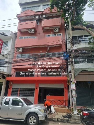 DSL-024.1สนใจติดต่อ: โดม รัชดา (Exclusive Contract)โทร: 065-586-9872ไลน์ไอดี: 0655869872 หรือ giantmw หรือ @yem0202nFacebook: https://bit.ly/3vdegO8Fanpage: https://bit.ly/488TrlD.ขายอาคารพาณิชย์ 5 ชั้น 2 คูหาติดกัน ซ.รามคำแหง 24 34 ตร.ว. (560 ตร.ม.), ราคา 12 ล้านบาท.รายละเอียดทรัพย์: 1.) อาคารพาณิชย์ 5 ชั้น (รวมชั้นลอย & ดาดฟ้า) 2 คูหาติดกัน (ห้องมุม) เนื้อที่ 34 ตร.ว. (560 ตร.ม.) และตัวอาคารขนาด 8 * 16 ม. > เคยทำห้องพักมาก่อน โดยมีแอร์ และห้องน้ำในตัว 12 ห้อง 2.) ระบบไฟฟ้า 3 เฟส 50 แอมป�