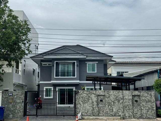 ให้เช่าบ้านเดี่ยว2ชั้น60ตร.วย่านดอนเมืองซอยโกสุมรวมใจ17รีโนเวทใหม่ใกล้สนามบินดอนเมืองราคาเช่า 50,000 บาท / เดือน ( สัญญาขั้นต่ำ 2 ปี )ที่ตั้ง ถนนโกสุมรวมใจ ซอยโกสุมรวมใจ 17 แขวงดอนเมือง เขตดอนเมือง กรุงเทพมหานคร 10210ติดต่อ : คุณภัสพงณ์ 0634098164Line : binkem22https://www.facebook.com/profile.php?id=61581484955548เนื้อที่ 60 ตารางวา จำนวน 2 ชั้น 5 ห้องนอน 4 ห้องน้ำมี 1 ห้องนั่งเล่น 1 ห้องครัว แอร์ 5 เครื่อง จอดรถในบ้าน 3-4 คันบ้า�