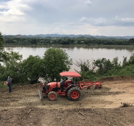 DSL-206สนใจติดต่อ: โดม รัชดา (Exclusive Contract)โทร: 065-586-9872ไลน์ไอดี: 0655869872 หรือ giantmw หรือ @yem0202nF/B: https://bit.ly/3vdegO8Fanpage: https://bit.ly/488TrlDWebsite: www.lifewave.com.ขายที่ดินเปล่าติดแม่น้ำโขง เชียงคาน จ.เลย 7-3-33.7 ไร่ (3,133.70 ตร.ว.) ราคา 25 ล้านบาท (ติดทางหลวง 2195) .รายละเอียดทรัพย์: ที่ดิน หน้ากว้างติดถนน 165 เมตร ลึก 78 เมตร เป็นพื้นที่เนินสูง มองเห็นวิวแม่น้ำโขงแบบ 180 องศา (หน้ากว้างติดแม่น้ำโขง 175 เมตร โดยประมาณ).สถานที่สำคัญบริเวณโดยรอบพื้�