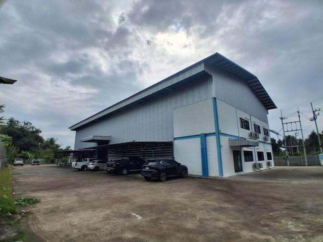 ขายโกดังโรงงาน 2 ไร่ พื้นที่อาคาร: 1,067ตรม. บ้านบึง จ.ชลบุรี พื้นที่EEC ใกล้ถนนศรีสงครามสนใจติดต่อ : คุณสราวุฒิ Tel. 0994108945Line :0994108945พื้นที่ใช้สอยรวม: 2 ไร่ พื้นที่อาคาร: 1,067ตรม.• อาคารหลัก: พื้นโรงงานเทปูนหนา 50 cm+PU สามารถรับน้ำหนักได้ 3tons/m• ระบบไฟฟ้า: ไฟฟ้า 3 เฟส หม้อแปลง 250KVA• ระบบความปลอดภัย: กล้องวงจรปิด (CCTV) 16 จุด ครอบคลุมพื้นที่ทั้งหมด,มีป้อมยาม• กำแพงรอบตัวโรงงาน 2 ไร่• เทปูนรอบโรงง