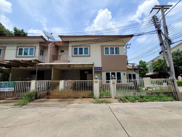   ขาย บ้านเดี่ยว/ทาวน์เฮ้าส์/คอนโด โครงการ ภัทรไพรเวท 2 สามโคกถนน ปทุมธานี-สามโคก (ทล.3111) ตำบล สามโคก อำเภอ สามโคก จังหวัด ปทุมธานี  ราคาโปรโมชั่น   1,377,000   บาท    ลดจาก   2,250,000   บาท ราคาโปรโมชั่นตั้งแต่วันที่  2 มีนาคม - 31 พฤษภาคม 2569  รายละเอียดทรัพย์ -  เนื้อที่  37.90 ตร.ว.  พื้นที่ใช้สอย 160.00 ตร.ม.  พิกัดทรัพย์ : https://maps.app.goo.gl/KqhwioUX4PhquQ8K8  สถานที่ใกล้เคียง   -แม็คโคร ปทุมธานี 2.90 กม.   - โลตัส ปทุมธานี 3.80 กม.  -  