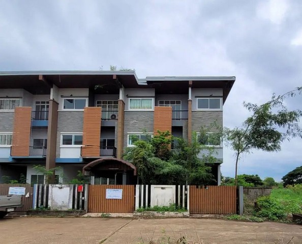   ขาย บ้านเดี่ยว/ทาวน์เฮ้าส์/คอนโด โครงการ ขาย ทาวน์เฮ้าส์ 2 ชั้น เมืองสระแก้ว ถนน สุวรรณศร ถนน สุวรรณศร (ทล.33) ตำบล สระแก้ว อำเภอ เมืองสระแก้ว จังหวัด สระแก้ว  ราคาโปรโมชั่น   1,379,000   บาท    ลดจาก   1,760,000   บาท ราคาโปรโมชั่นตั้งแต่วันที่  2 มีนาคม - 31 พฤษภาคม 2569  รายละเอียดทรัพย์ -  เนื้อที่ 29.00 ตร.ว. พื้นที่ใช้สอย 216.18 ตร.ม. -  บ้านหันไปทางทิศ ตะวันออกตกเหนือ  พิกัดทรัพย์ : https://maps.app.goo.gl/y3UpnrVVGsWVQLMGA  ส�