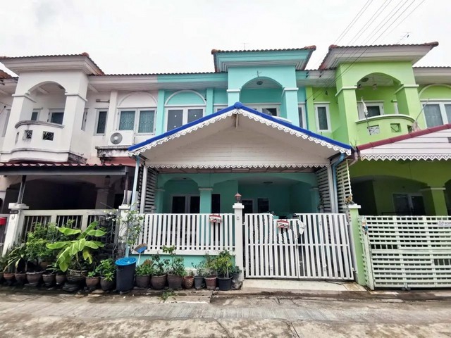   ขาย บ้านเดี่ยว/ทาวน์เฮ้าส์/คอนโด โครงการ ศิริวรรณ-ชวนชม บางบัวทอง ถนน เลียบคลองเจ๊ก แยกจากถนนบางกรวย-ไทรน้อย ตำบล บางบัวทอง อำเภอ บางบัวทอง จังหวัด นนทบุรี  ราคาโปรโมชั่น    1,380,000  บาท    ลดจาก    1,575,000  บาท ราคาโปรโมชั่นตั้งแต่วันที่  2 มีนาคม - 31 พฤษภาคม 2569  รายละเอียดทรัพย์ -  เนื้อที่ 24.00 ตร.ว.  155 ตร.ม.  พิกัดทรัพย์ : https://maps.app.goo.gl/EfYLtk41h727jQ7AA  สถานที่ใกล้เคียง   -  แม็คโคร สาขาบางบัวทอง 7.70 กม. -  