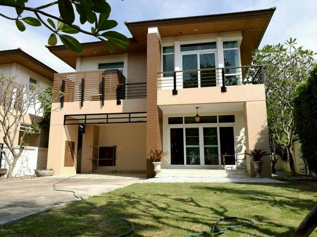 TEL : 092-288 9359 คุณดนิตาLine : https://line.me/ti/p/yxo92dHWP1รายละเอียด : เนื้อที่ขนาด  95 ตรว. พื้นที่ใช้สอย 200 ตรม.ขนาด 3 ห้องนอน 3 ห้องน้ำ พร้อมเฟอร์ และเครื้องใช้ไฟฟ้า สามารถจอดรถได้ 2 คัน สิ่งอำนวยความสะดวก :- ระบบรักษาความปลอดภัย 24 ชม.- สวนหย่อม และสนามเด็กเล่น- หน้าหมู่บ้านมีเซเว่น- ตลาดมิกซ์ฟู๊ด- โรงเรียนอนุบาลตั้งอยู่ทำเลดี สะดวกแก่การเดินทางเข้านิคมอุตสาหกรรมต่างๆ ศูนย์การค้า ช้อปปิ้งม�