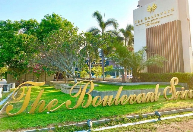 TEL : 092-288 9359 คุณดนิตาLine : https://line.me/ti/p/yxo92dHWP1รายละเอียด : เนื้อที่ขนาด  95 ตรว. พื้นที่ใช้สอย 200 ตรม.ขนาด 3 ห้องนอน 3 ห้องน้ำ พร้อมเฟอร์ และเครื้องใช้ไฟฟ้า สามารถจอดรถได้ 2 คัน สิ่งอำนวยความสะดวก :- ระบบรักษาความปลอดภัย 24 ชม.- สวนหย่อม และสนามเด็กเล่น- หน้าหมู่บ้านมีเซเว่น- ตลาดมิกซ์ฟู๊ด- โรงเรียนอนุบาลตั้งอยู่ทำเลดี สะดวกแก่การเดินทางเข้านิคมอุตสาหกรรมต่างๆ ศูนย์การค้า ช้อปปิ้งม�