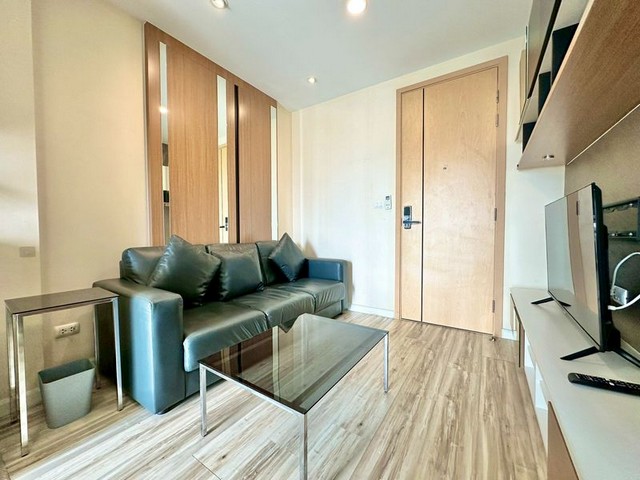 TEL : 092-288 9359 คุณดนิตาLine : https://line.me/ti/p/yxo92dHWP1รายละเอียด : ห้องขนาด 33 ตร.ม. 1 ห้องนอน 1 ห้องน้ำชั้น 19 สูงโปร่ง โล่งสบาย ติดกับสวนหย่อม ชมวิวทะเลสุดโรแมนติก พร้อมวิวภูเขาสุดผ่อนคลายรับแสงธรรมชาติยามเช้า และชมพระอาทิตย์ลับขอบฟ้า ยามเย็นจากห้องคุณเองราคาขาย 3.3 ลบ. (ราคาสามารถต่อรองได้)ครบครันด้วยสิ่งอำนวยความสะดวกทันสมัย : - ฟิตเนส- สระว่ายน้ำ- ห้องออนเซ็น แยกชาย/หญิง- ห้องคาราโอเ�