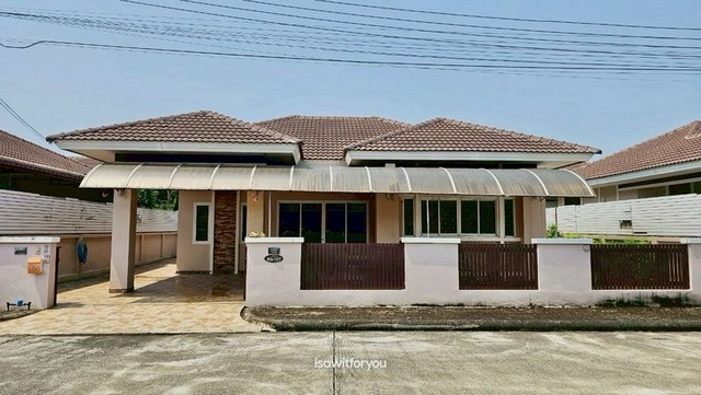 ขาย/ เช่า บ้านเปล่าชั้นเดียว ในโครงการ 3 ห้องนอน 2 ห้องน้ำ 56 ตร.วาราคาขาย 2.7 ล้านบาท ค่าใช้จ่ายในวันโอน “ฝ่ายละครึ่ง”เช่า 15,000 บาท/ เดือน (สัญญา 1 ปี)ต.สันปู่เลย อ.ดอยสะเก็ด จ.เชียงใหม่ติดถนนวงแหวนรอบ 3 เดินทางสะดวกที่ดิน 56 ตร.วา- 3 ห้องนอน- 2 ห้องน้ำ- 1 ห้องครัว - 1 ที่จอดรถปูกระเบื้องรอบบ้านแปลนบ้านแบ่งเป็นสัดส่วนระบบรักษาความปลอดภัยสถานที่ใกล้เคียง- ตลาดท่ารั้ว 2.9 กม.- แมคโ�