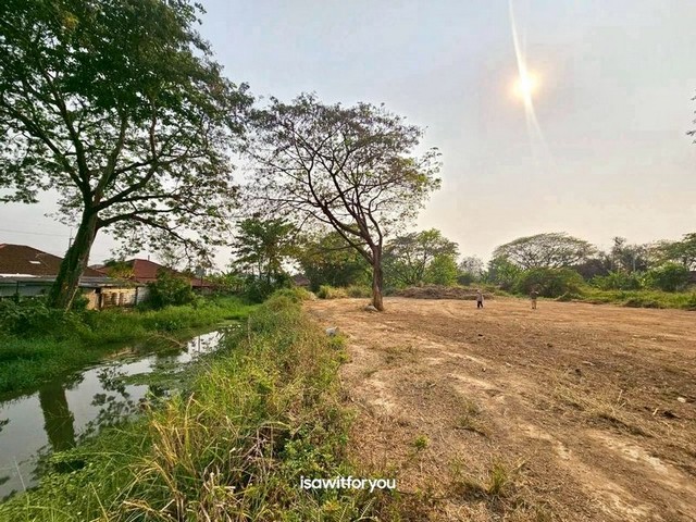 ขายที่ดิน 436 ตร.วา แปลงสวยติดน้ำ เจ ซี การ์เด้นวิลล์ 7 กม. จากเซนเฟสราคาขาย 13,500 บาท/ ตร.วา                        ฟรีโอนเนื้อที่ 436 ตารางวา ( 1 ไร่ 36 ตรว.) - ถมแล้วที่ดินน้ำล้อมเกือบรอบแปลง (น้ำแม่กวง) Location: ต.สันนาเม็ง อ.สันทราย จ.เชียงใหม่650 ม. จากถนนเชียงใหม่-ดอยสะเก็ด เดินทางสะดวก ไม่ไกลจากตัวเมือง สถานที่ใกล้เคียง- 2.5 กม. ตลาดแม่กวง- 4 กม. เมต้ามอลล์- 7 กม. เซทรัลเฟสติวัล- 17 กม. สนามบินเชียงใหม่�